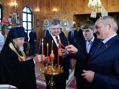 Настоятель Свято-Михайлівської церкви подарував П.Порошенку й О.Лукашенку ікони “Тайна вечеря”