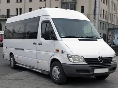 Пасажирський автобус обстріляли у Львові