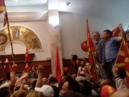 aktivisti-vzyali-shturmom-parlament-makedoniyi