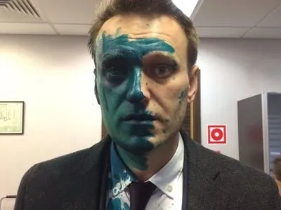 Российскому оппозиционеру А.Навальному плеснули в лицо зеленкой и обожгли глаз
