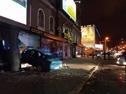 П'яний водій врізався у магазин зброї в Одесі