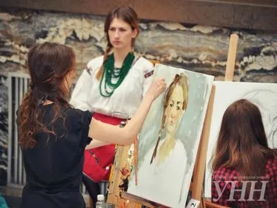 Несколько десятков художников рисовали портреты в Закарпатской ОГА