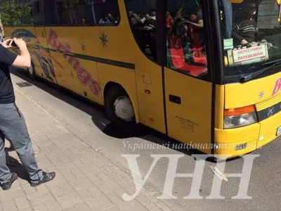 В Киеве в правительственном квартале провалился под асфальт автобус с музыкантами