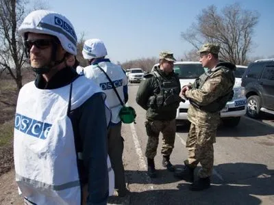 Миссия ОБСЕ на Донбассе работает с ограничениями - А.Хуг