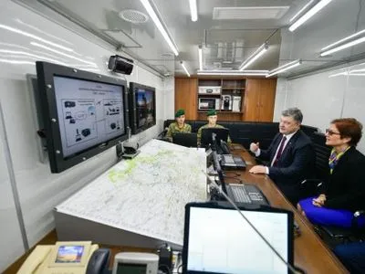 П.Порошенко передал пограничникам средства радиосвязи от США