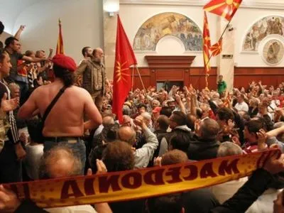 Під час штурму парламенту Македонії постраждали 77 осіб