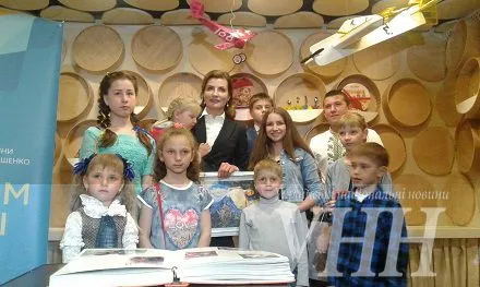 Дети бойцов АТО и М.Порошенко заполнили "Книгу Мира" в Виннице