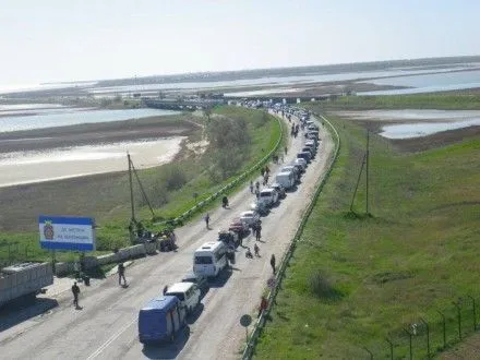 Оккупанты четвертые сутки задерживают пропуск машин к ВО АР Крым