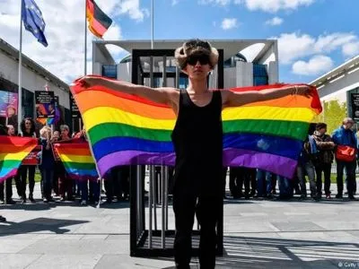 Люди в Берлине вышли поддержать гомосексуалистов из Чечни