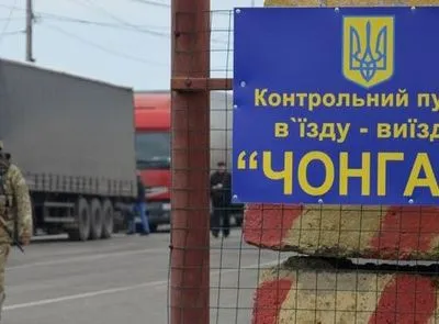 Близько 60 автівок стоять у чергах на адмінмежі з Кримом