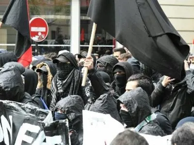 У Парижі на демонстрації в поліцейських кинули "коктейлі Молотова"