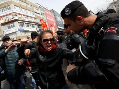 Полиция в Стамбуле применила слезоточивый газ против демонстрантов