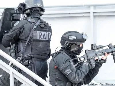 Полиция Франции задержала пять человек во время антитеррористического рейда