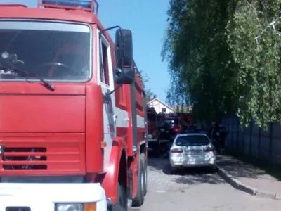 Спасатели эвакуировали сотни детей из-за пожара в детском саду в Киевской области