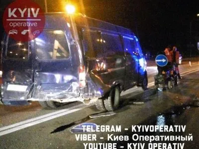 Мікроавтобус врізався в авто дорожньої служби у Києві