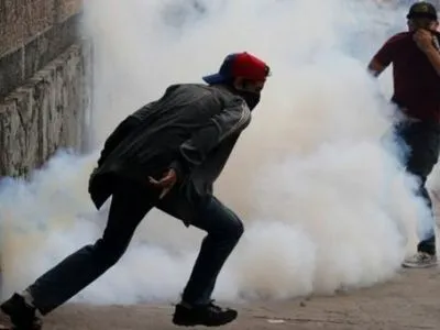 Оппозиция в Венесуэле сводит баррикады, готовясь к "мега-протесту"