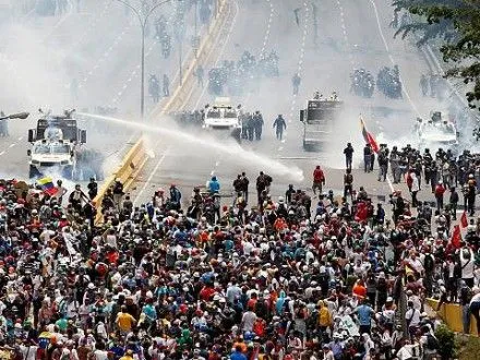 У Венесуелі 14 студентів постраждали під час розгону акції протесту