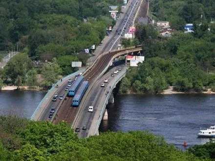 u-kiyevi-na-mostu-metro-zavtra-obmezhat-rukh