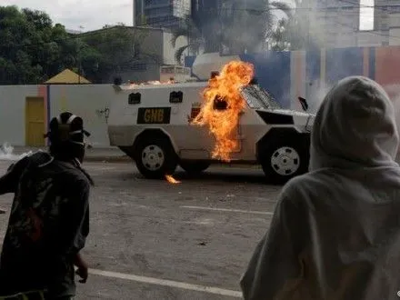 bronetransporter-vyikhav-u-natovp-protestuvalnikiv-u-venesueli
