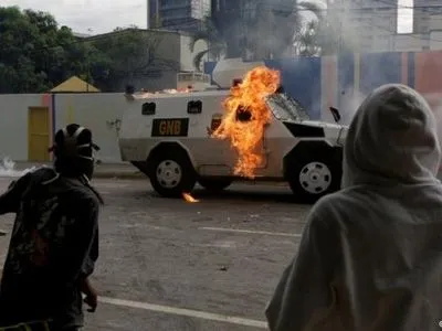 Бронетранспортер въехал в толпу протестующих в Венесуэле