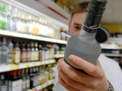 Купуючи пляшку горілки за 40 грн замість 80, споживач ризикує життям - В.Остапюк