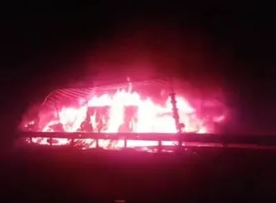 Пожар на трассе "Киев - Харьков": рекламный щит упал на грузовой автомобиль