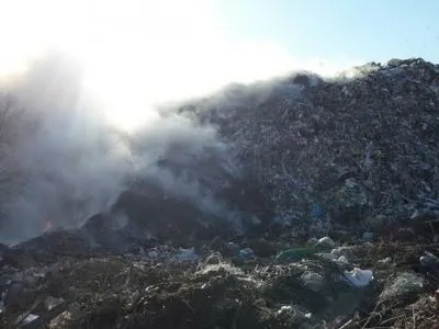 Пожар на мусорном полигоне полностью потушили под Харьковом