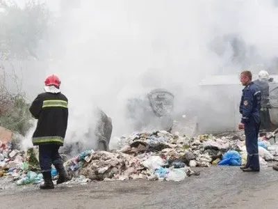 В центральной части Ужгорода горелп мусорная площадка