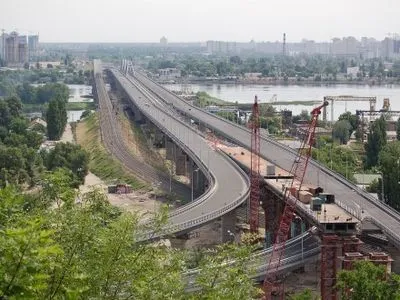 На Південному мостовому переході у Києві обмежать рух транспорту