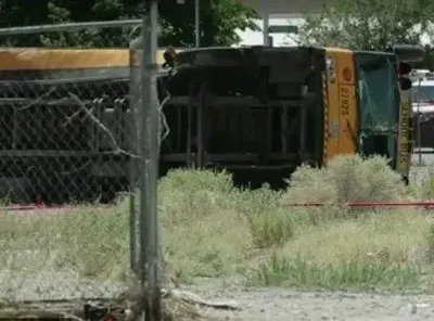 Школьный автобус перевернулся в Лас-Вегасе, 16 детей пострадали
