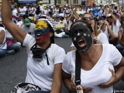 Женщины стучали в сковороде и раздевались на антиправительственном марше в Венесуэле