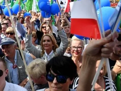 Поляки вышли на "Марш свободы" в защиту демократии
