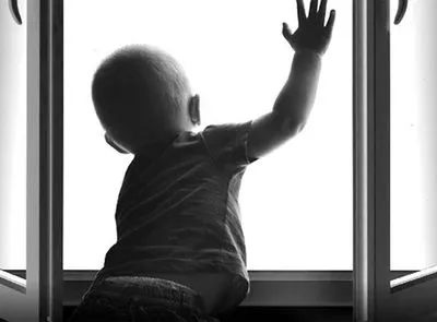 Дворічний малюк на Рівненщині випав з вікна гуртожитку та не травмувався