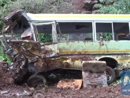 35 людей загинули у Танзанії внаслідок падіння шкільного автобуса в ущелину