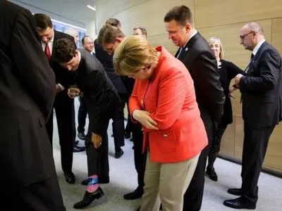 А.Меркель понравились носки Дж.Трюдо с логотипом НАТО