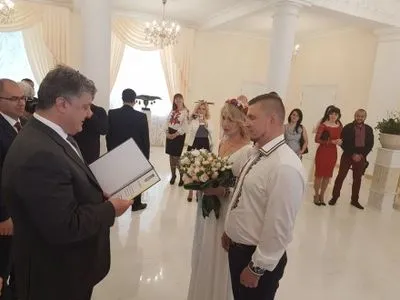 Президент в Одессе пришел на свадьбу воина АТО