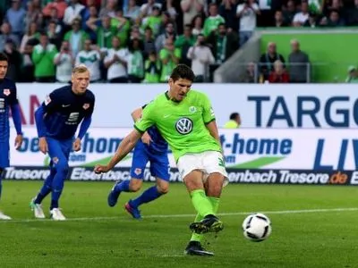 "Вольфсбург" победил в первой игре за выживание в Бундеслиге