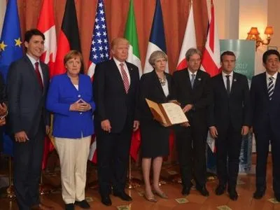 Д.Трамп опоздал на общее фото лидеров G7 из-за нежелания идти пешком