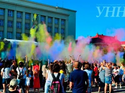 Яркий фестиваль красок Холи состоялся в Ужгороде