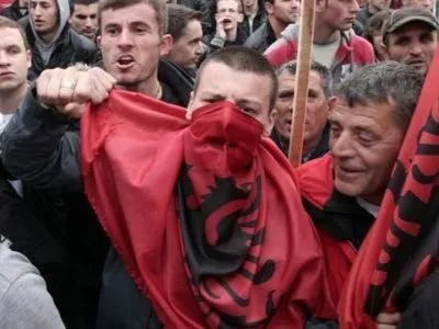 На митинге оппозиции в Албании отравились 70 человек