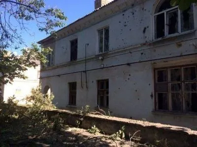 Бойовики обстріляли лікарню, школу та житлові будинки в Красногорівці