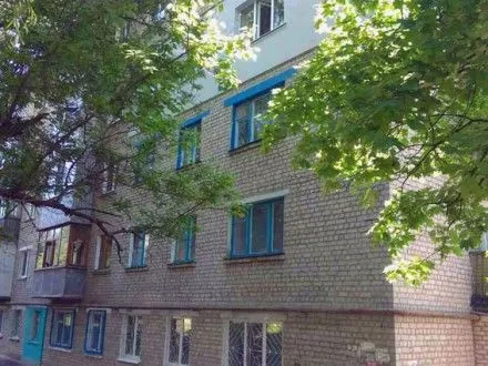 В результате падения из окна 4-го этажа в Купянске погибла 5-летняя девочка