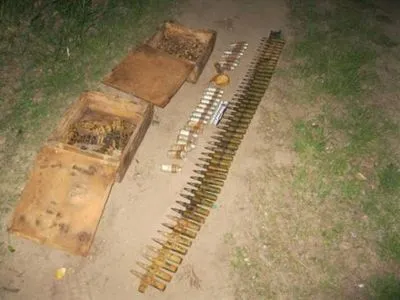 На свалке в Киево-Святошинского района обнаружен схрон с гранатами и патронами