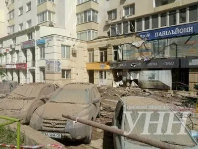 У Києві через прорив труби пошкоджено чотири автомобілі та вікна будівель