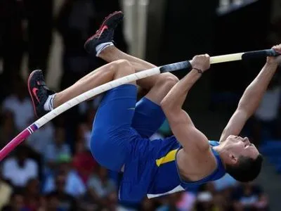 В.Малыхин побил юниорский рекорд Украины по прыжкам с шестом