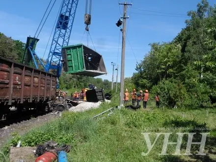 Більше 200 залізничників ліквідовують наслідки зіткнення двох потягів на Хмельниччині