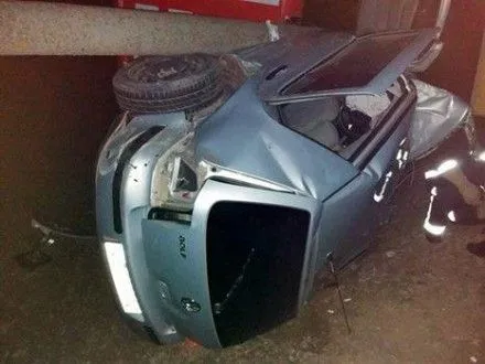 Столб раздавил автомобиль под Николаевом, два человека погибли