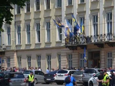 11 правоохранителей пострадали во время столкновений во Львовском облсовете