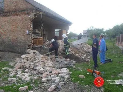 Стена здания обрушилась в Ровенской области, есть жертвы