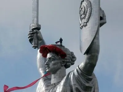У Мінкульті пояснили, чому не демонтують герб СРСР на монументі “Батьківщина-мати”